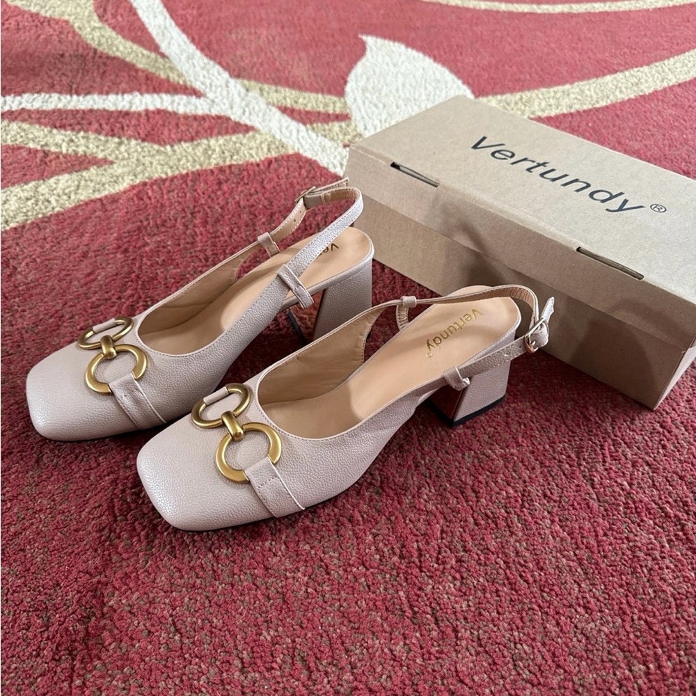 Brand new never worn Vertundy retro pumps.